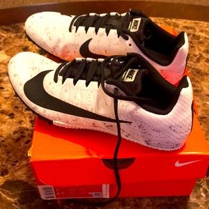 Boys Nike track shoes size 7, Brand new